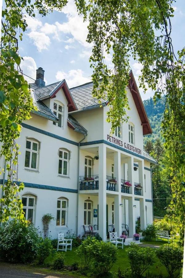 Petrines Gjestgiveri Norddal ภายนอก รูปภาพ